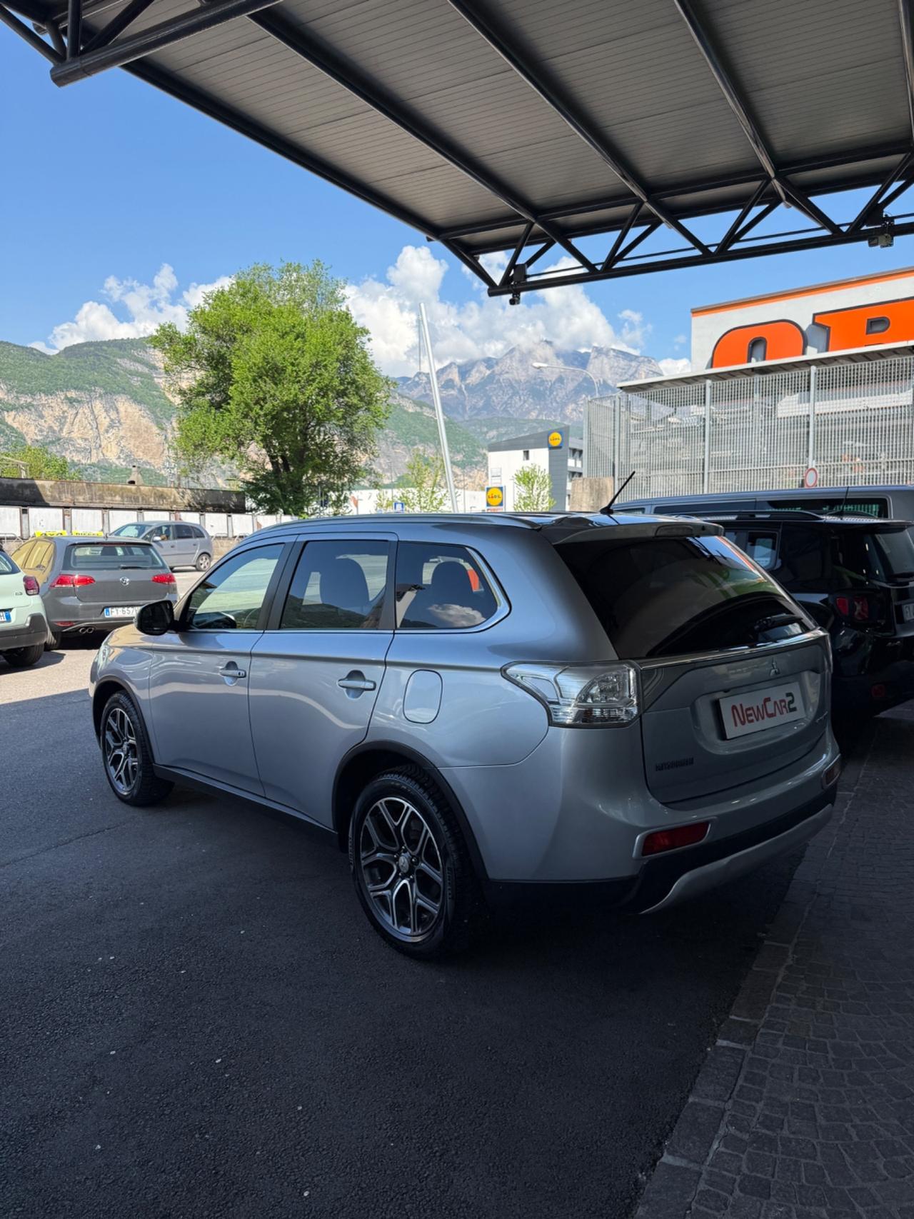 MITSUBISHI OUTLANDER 2.2 DI-D 4WD INSTYLE 7posti