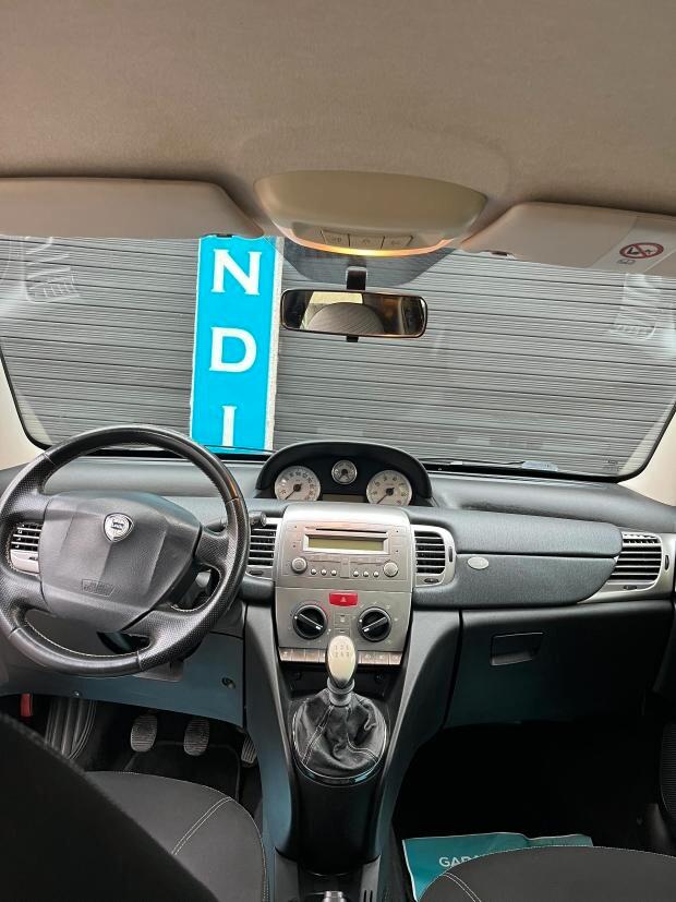 Lancia Ypsilon 1.2 Momo Design