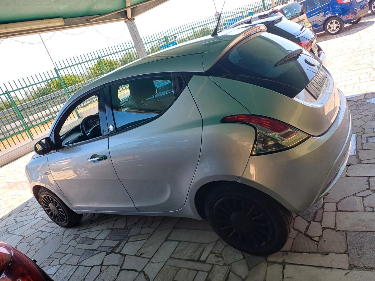 Lancia Ypsilon 1.2 69 CV 5 porte GPL Ecochic Silver