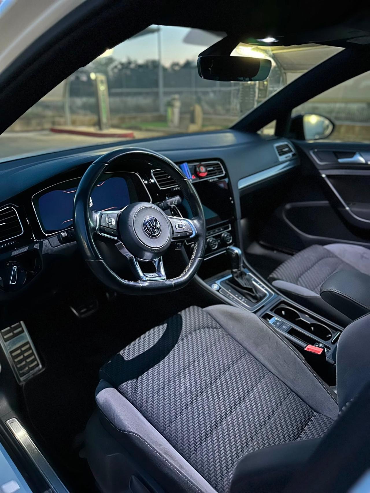 VOLKSWAGEN GOLF 7.5 R-LINE PERFORMANCE DSG – FULL OPTIONAL