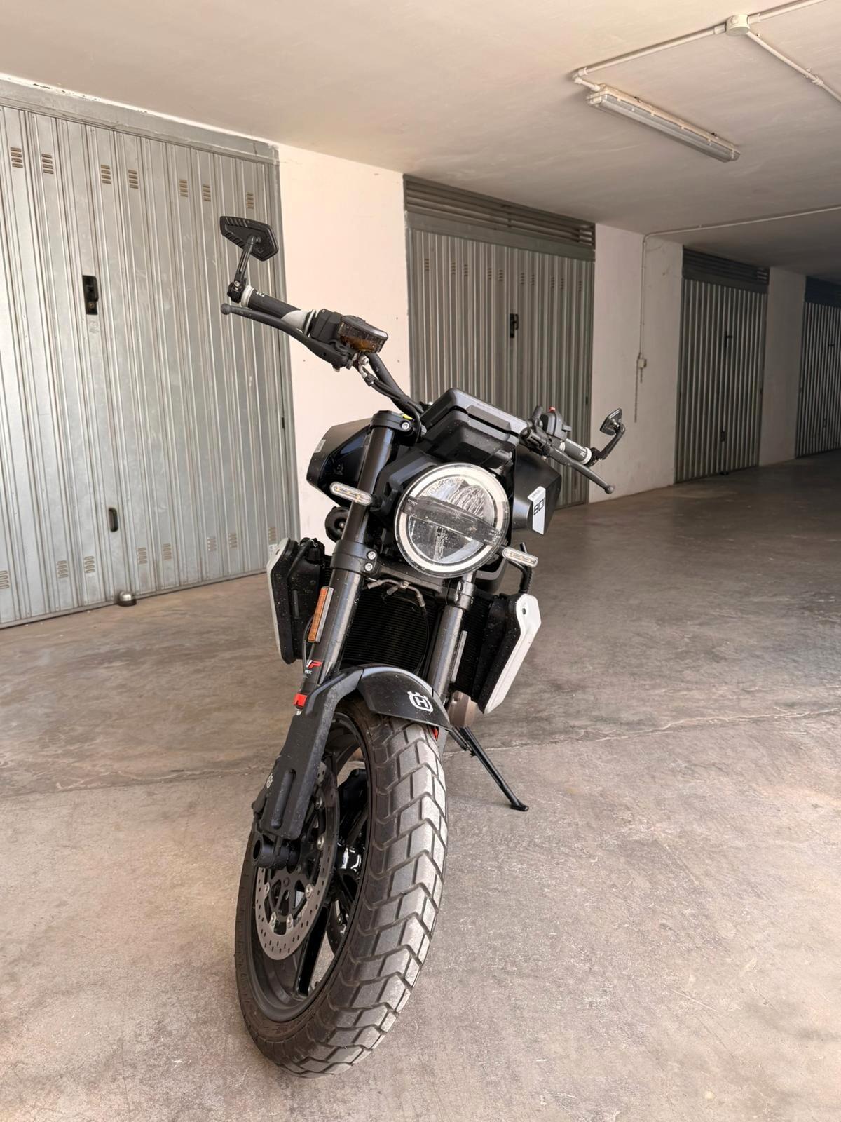 Husqvarna Svartpilen 801 *PARI AL NUOVO*