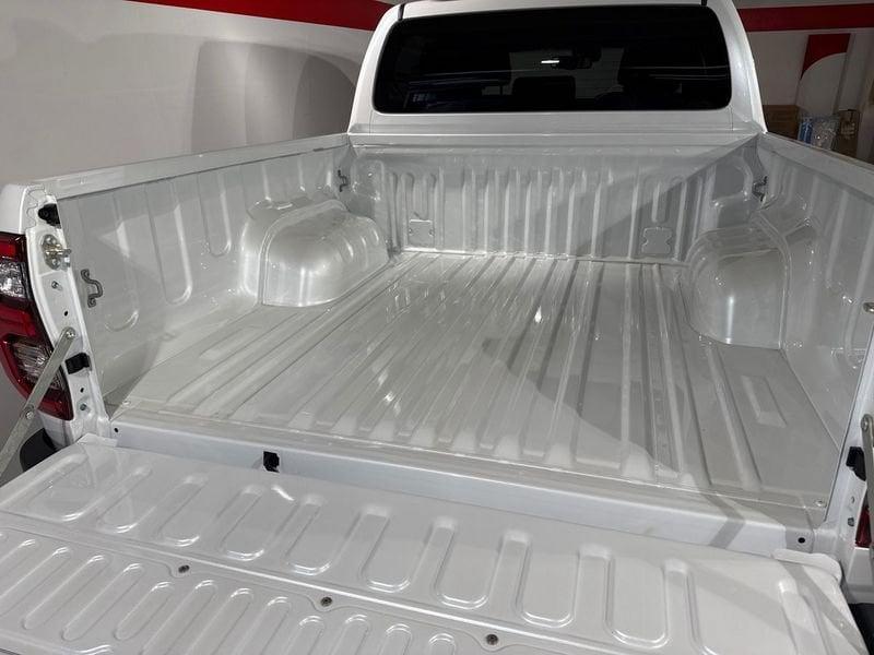 Toyota Hilux 2.8 D-4D A/T 4WD 48V 4 porte Double Cab Invincible