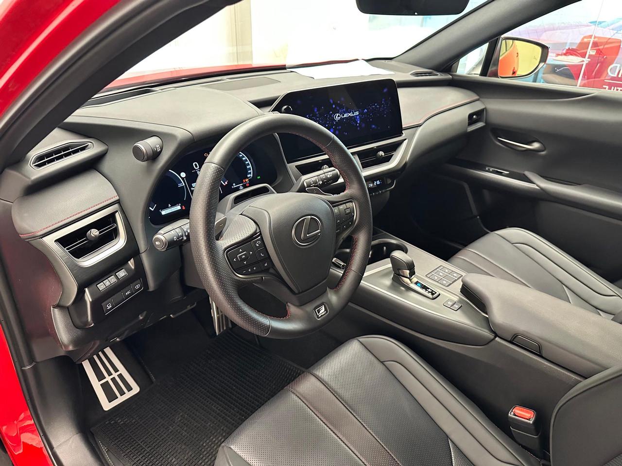 Lexus UX 300h 2.0 F-Sport 4wd cvt
