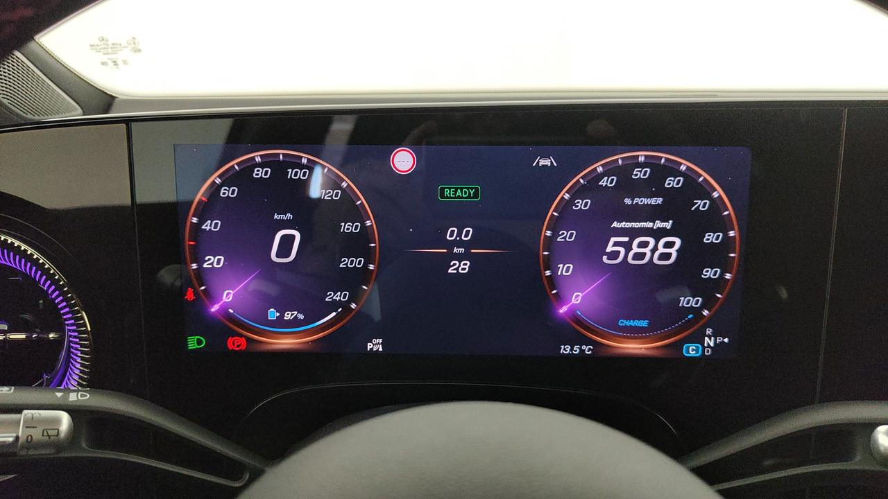 Mercedes-Benz GLB 250+ con tecnologia EQ