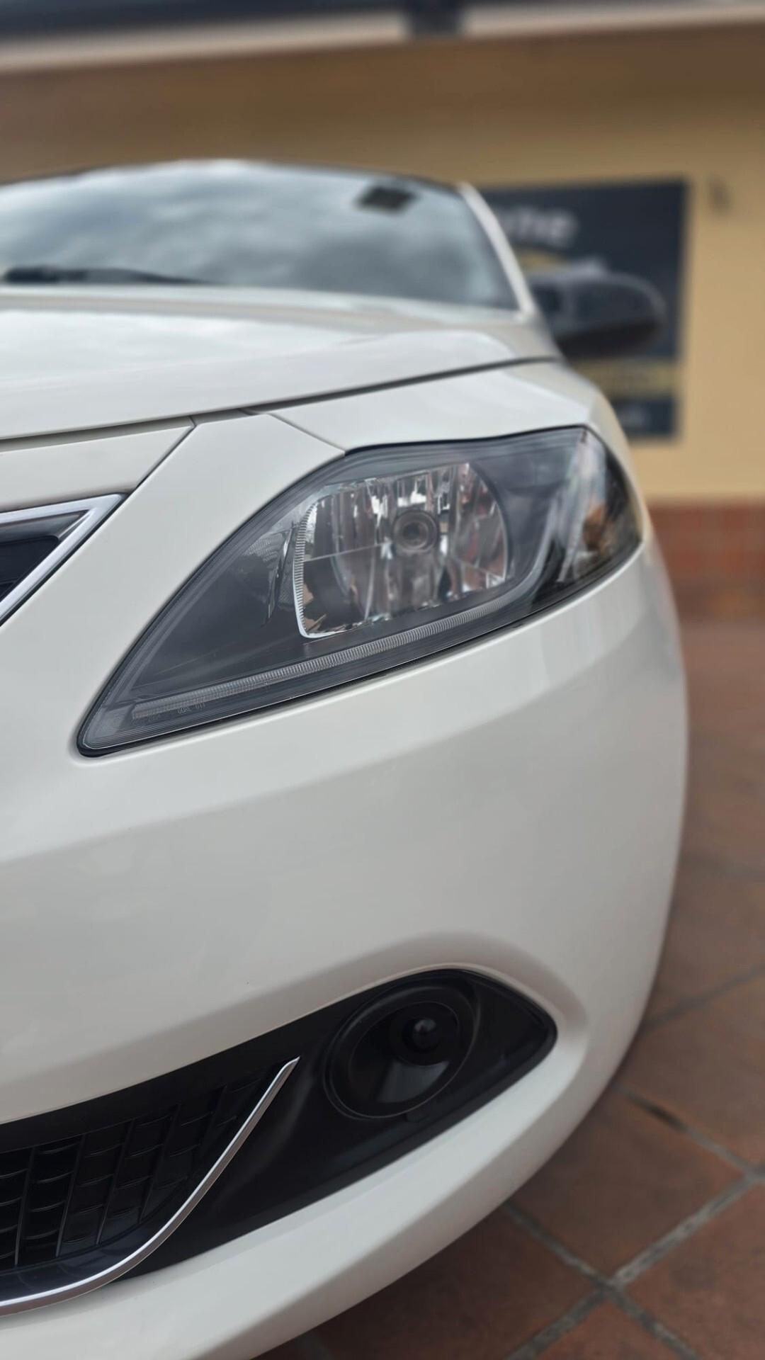 Lancia Ypsilon 1.0 FireFly 5 porte S&S Hybrid Ecochic Silver