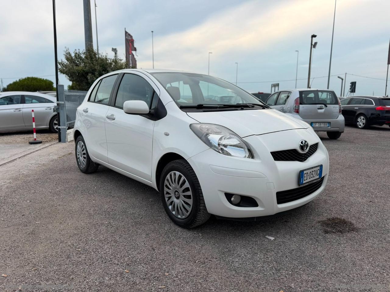 TOYOTA Yaris 1.0 5p. Sol