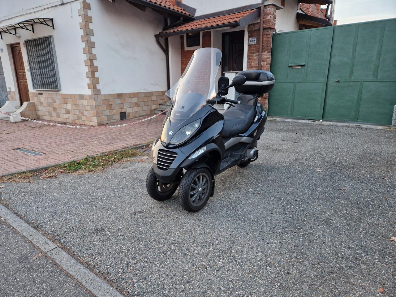 Piaggio MP3 due ruote anteriori, bauletto parabrezza