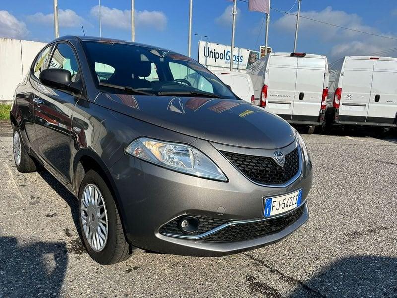 Lancia Ypsilon 0.9 TwinAir 85 CV 5 porte Metano Ecochic Silver