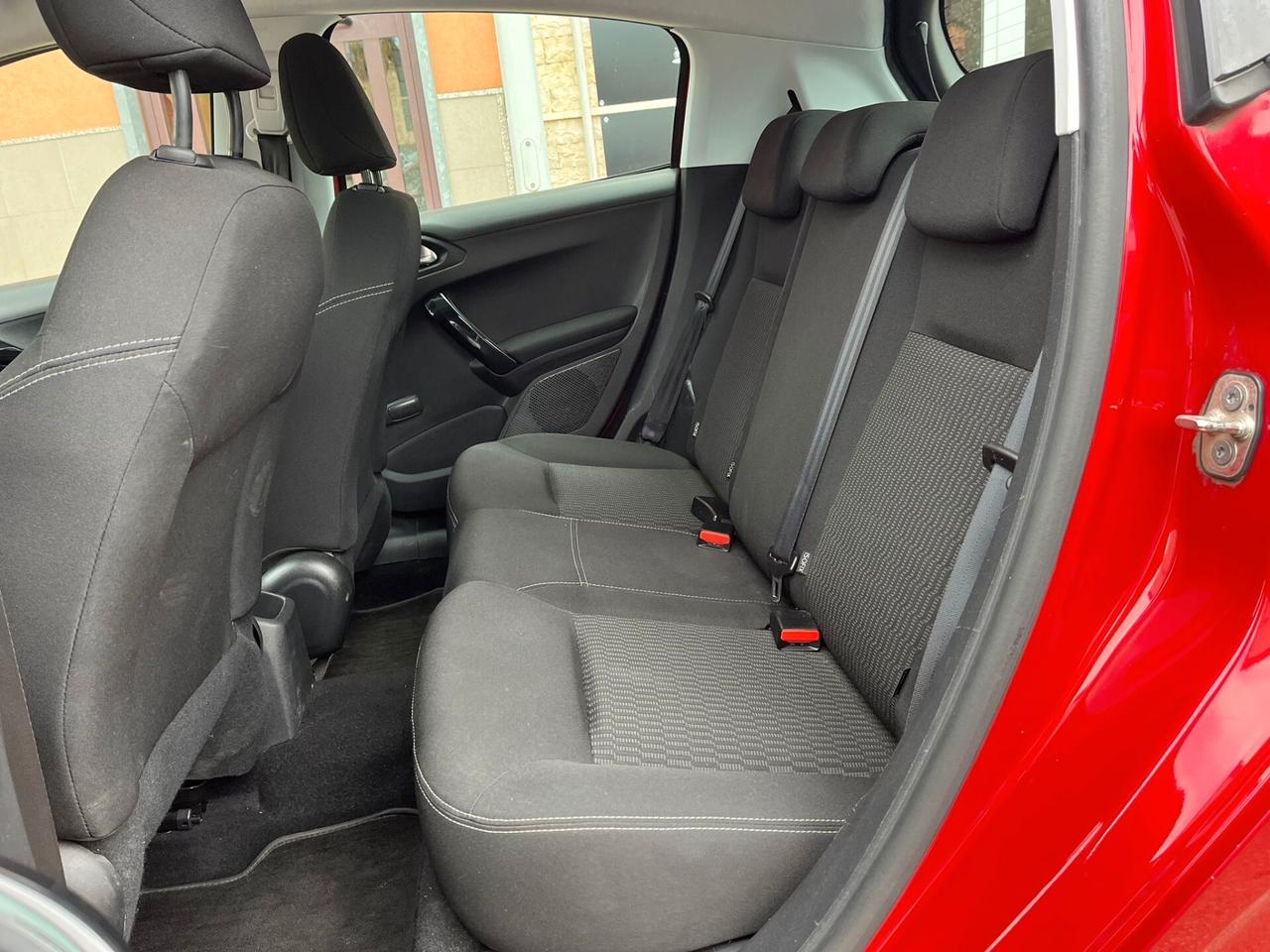 Peugeot 208 1.4 HDi 68 CV 5 porte Allure