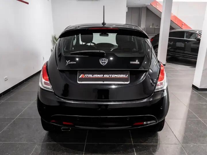 Lancia Ypsilon 1.0 FireFly 5 porte S&S Hybrid Ecochic Silver