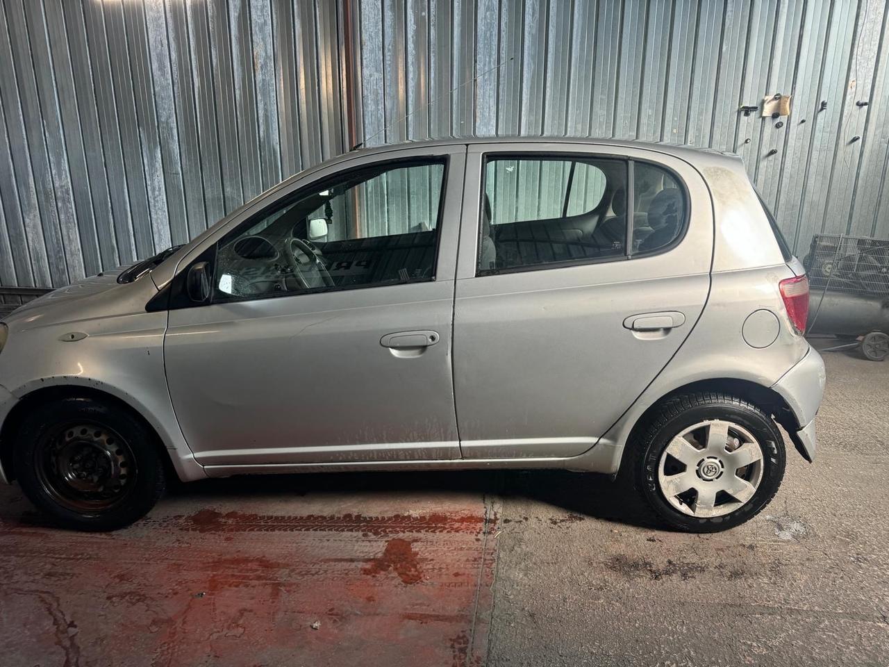 Toyota Yaris 1.0i 16V cat 5 porte Sol