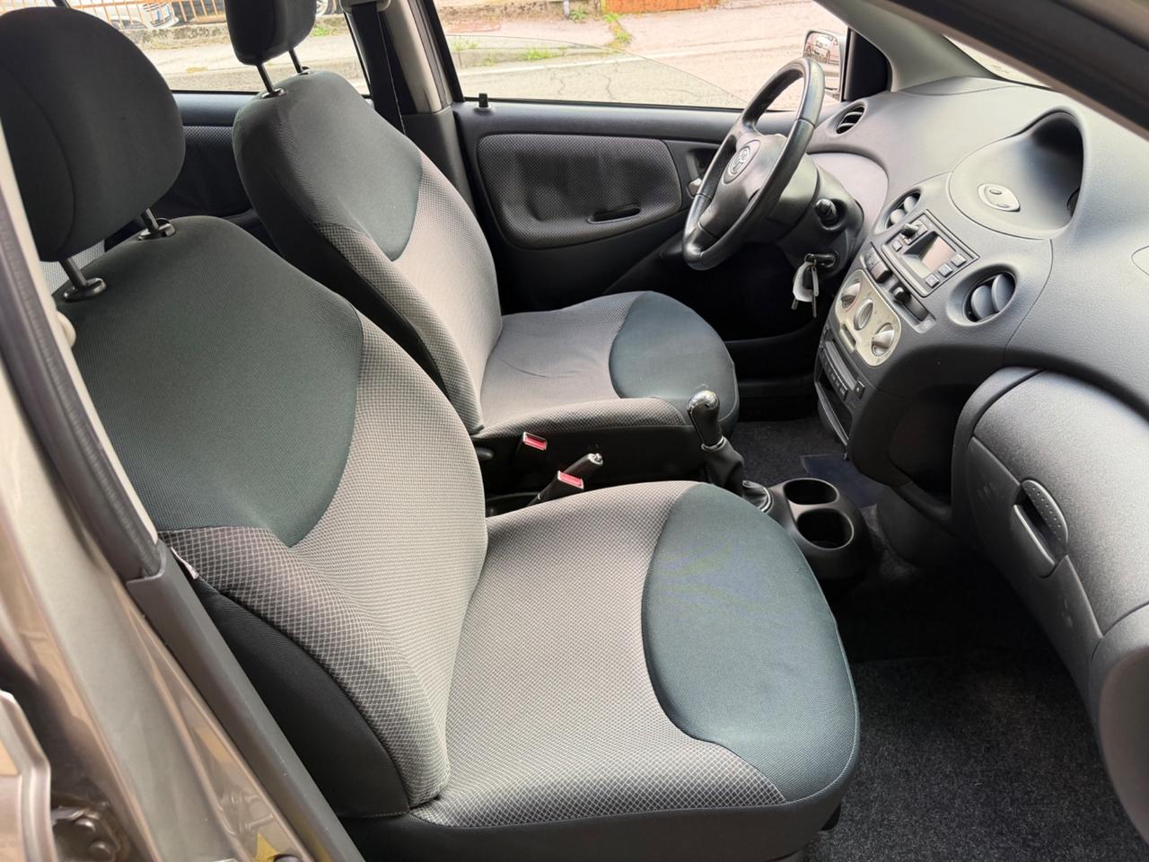 Toyota Yaris 1.3i 16V cat 5 porte Sol