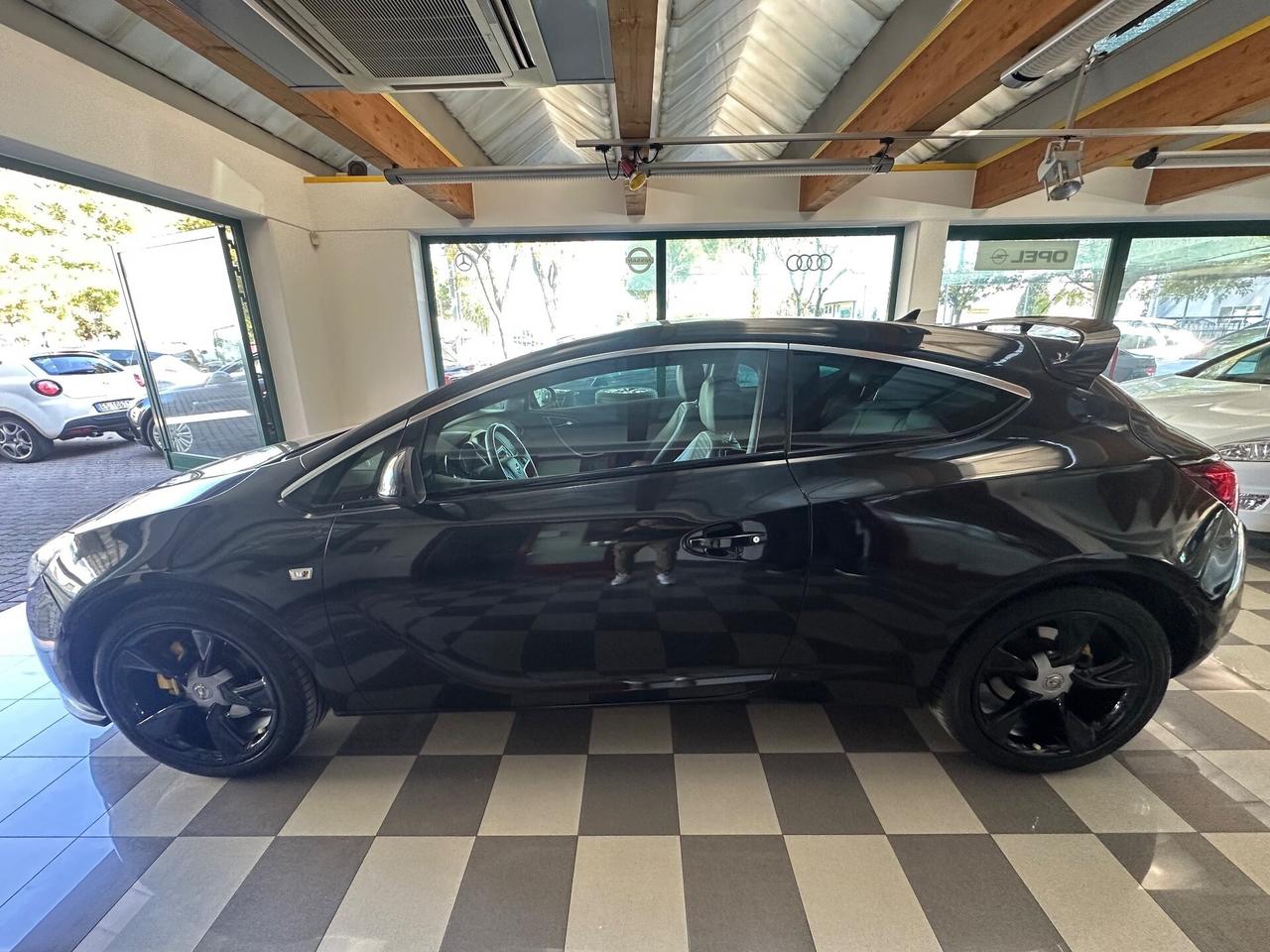 Opel Astra GTC 1.6 Turbo 180CV 3 porte Cosmo S