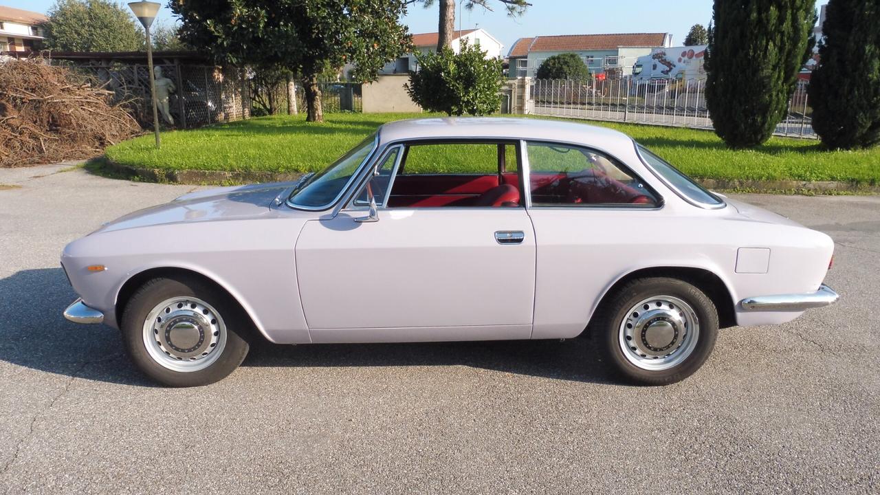 Alfa Romeo GT 1300 junior scalino