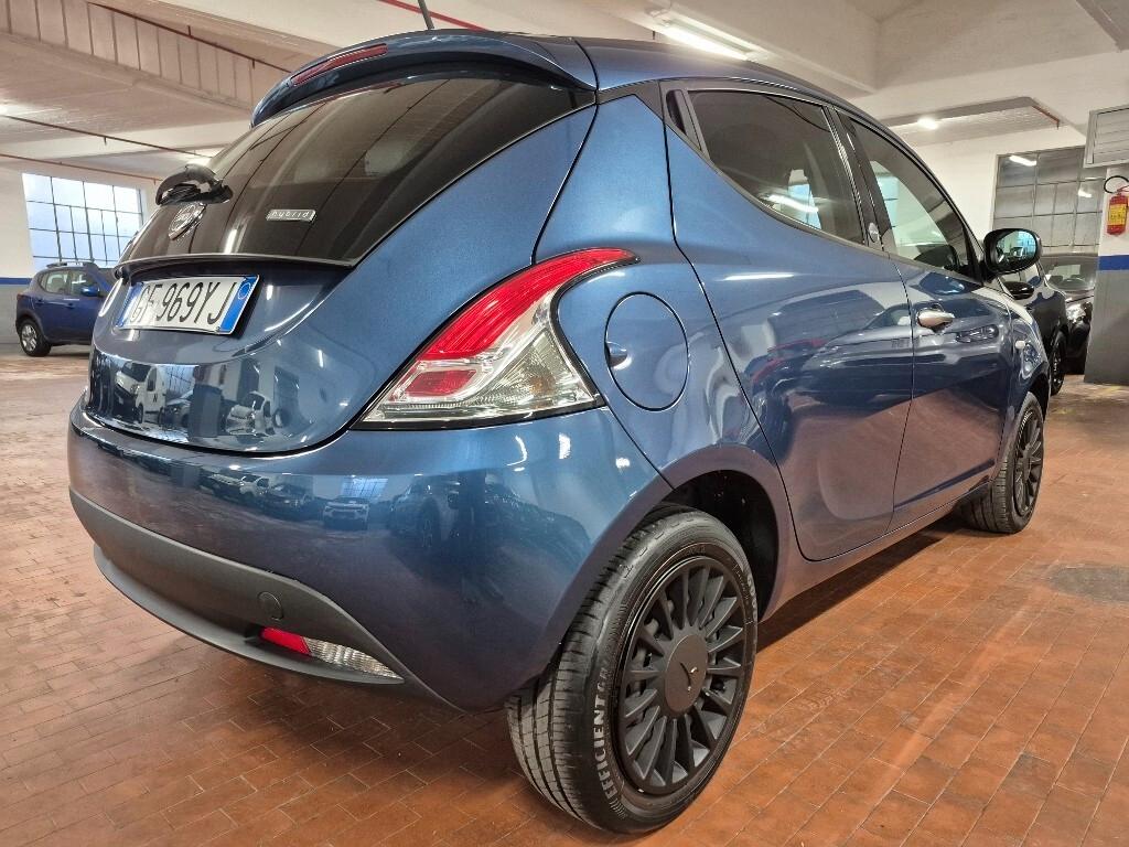 Lancia Ypsilon 1.0 FireFly 5 porte S&S Hybrid Ecochic Silver
