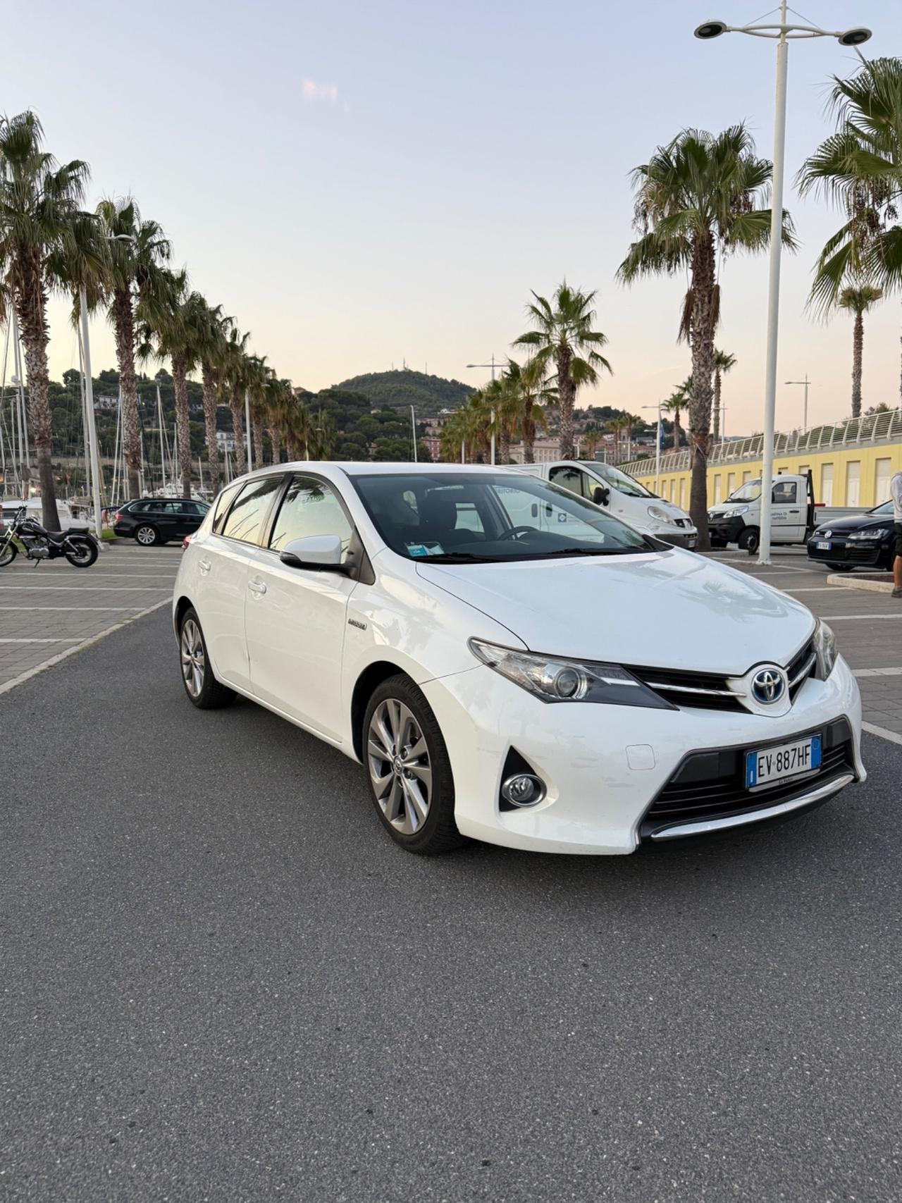 Toyota Auris Touring Sports 2.0 D-4D Lounge