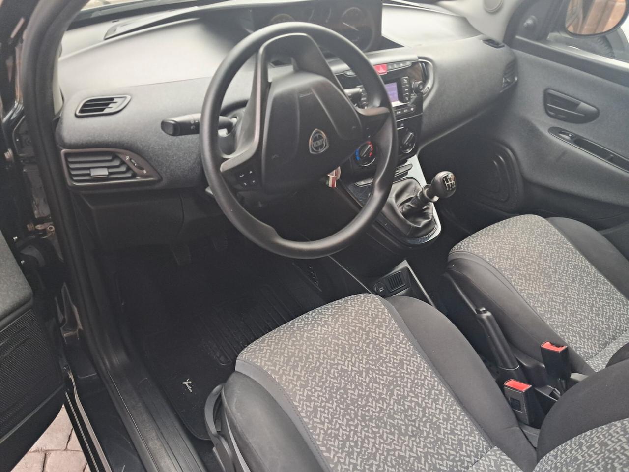 Lancia Ypsilon 1.0 FireFly 5 porte S&S Hybrid Ecochic Silver