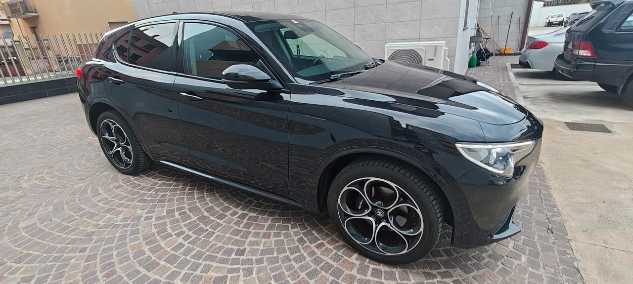 Alfa Romeo Stelvio Q4 Veloce total black