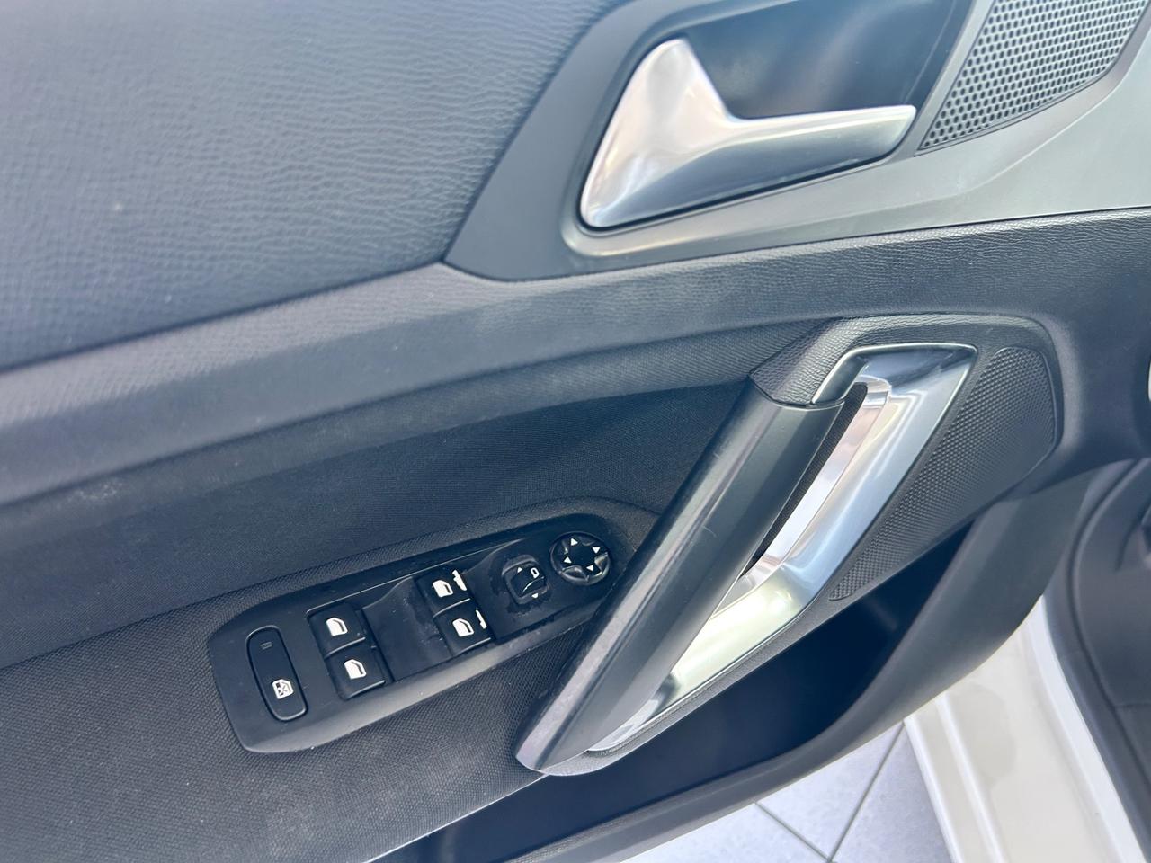 Peugeot 308 1.6 HDi 92 CV 2014