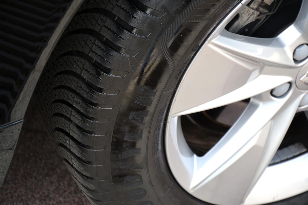 Volvo XC 60 2.0 197CV AWD HYBRID/DIESEL AUT.+FULL LED+RCAM+NAV