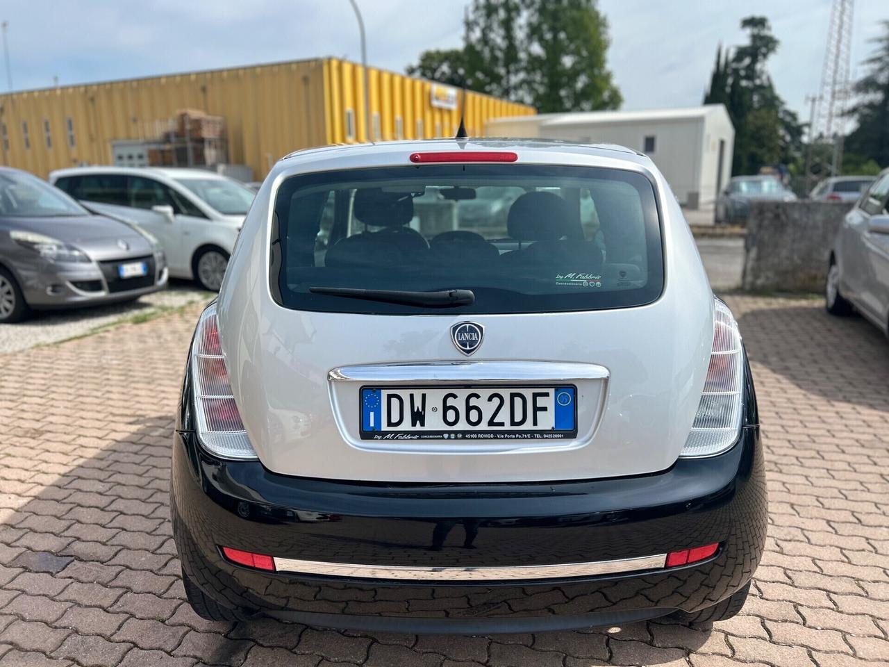 Lancia Ypsilon 1.3 MJT 75 CV Versus