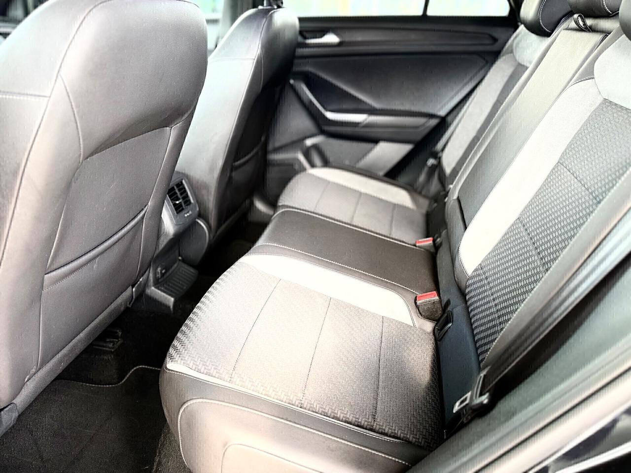 VW T-Roc 1.5 TSI R-LINE *LED*CERCHI18*SENSORI*DSG