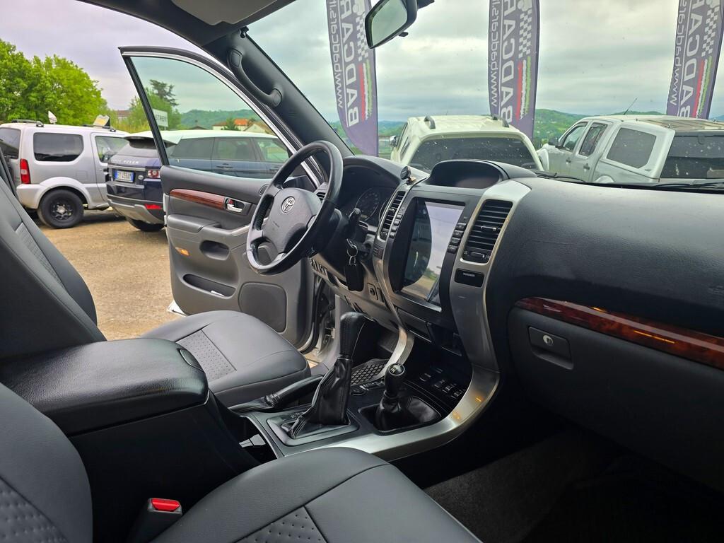 Toyota Land Cruiser 3.0 D-4D WAGON 8 POSTI