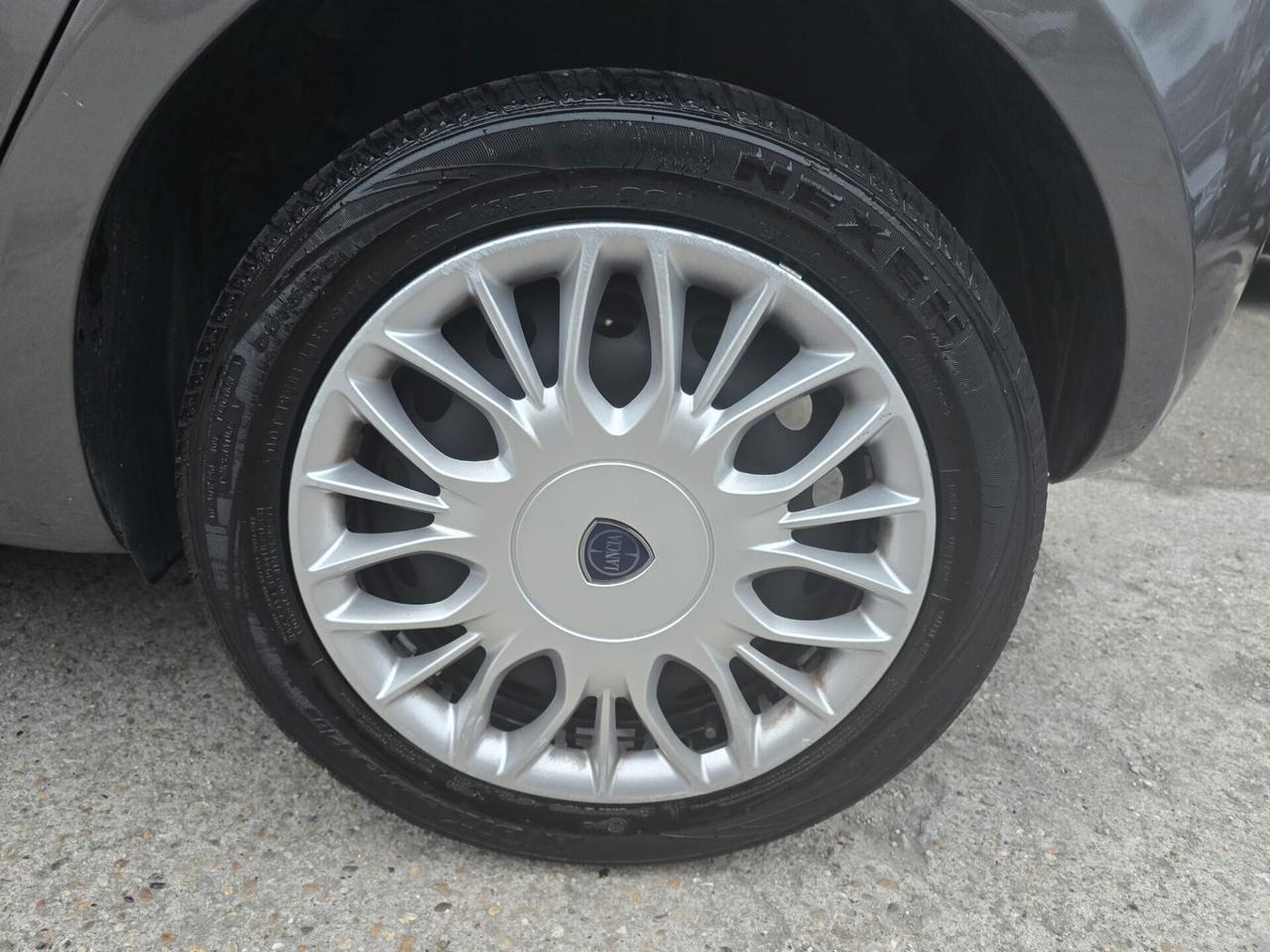 Lancia Ypsilon 1.2 69 CV 5 porte Silver
