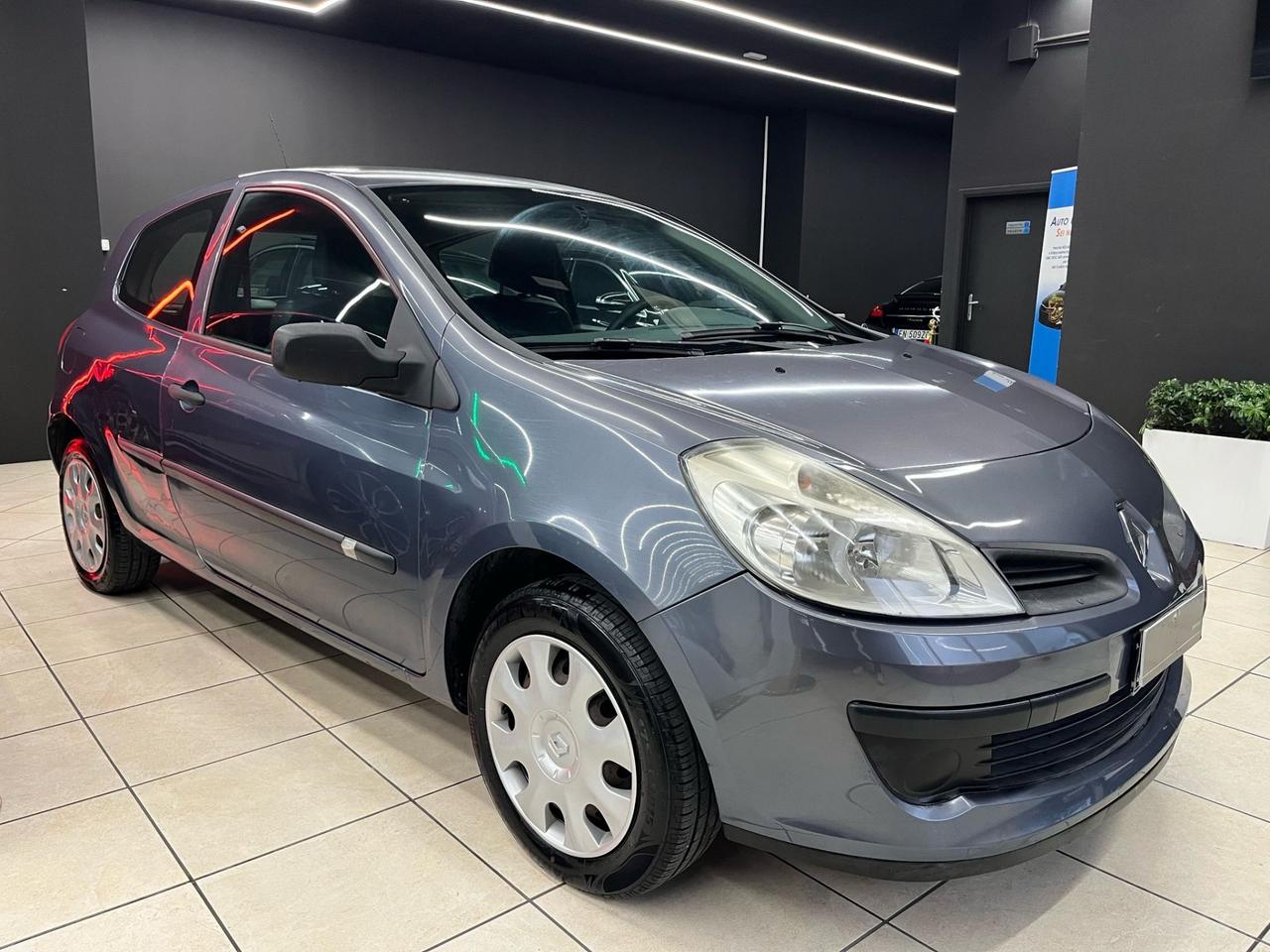 Renault Clio 1.2 16V 3 porte Confort OK NEOPATENTATI