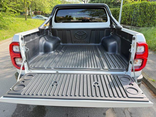 TOYOTA Hilux 2.8 D A/T 4WD Double Cab Invincible IVA ESPOSTA