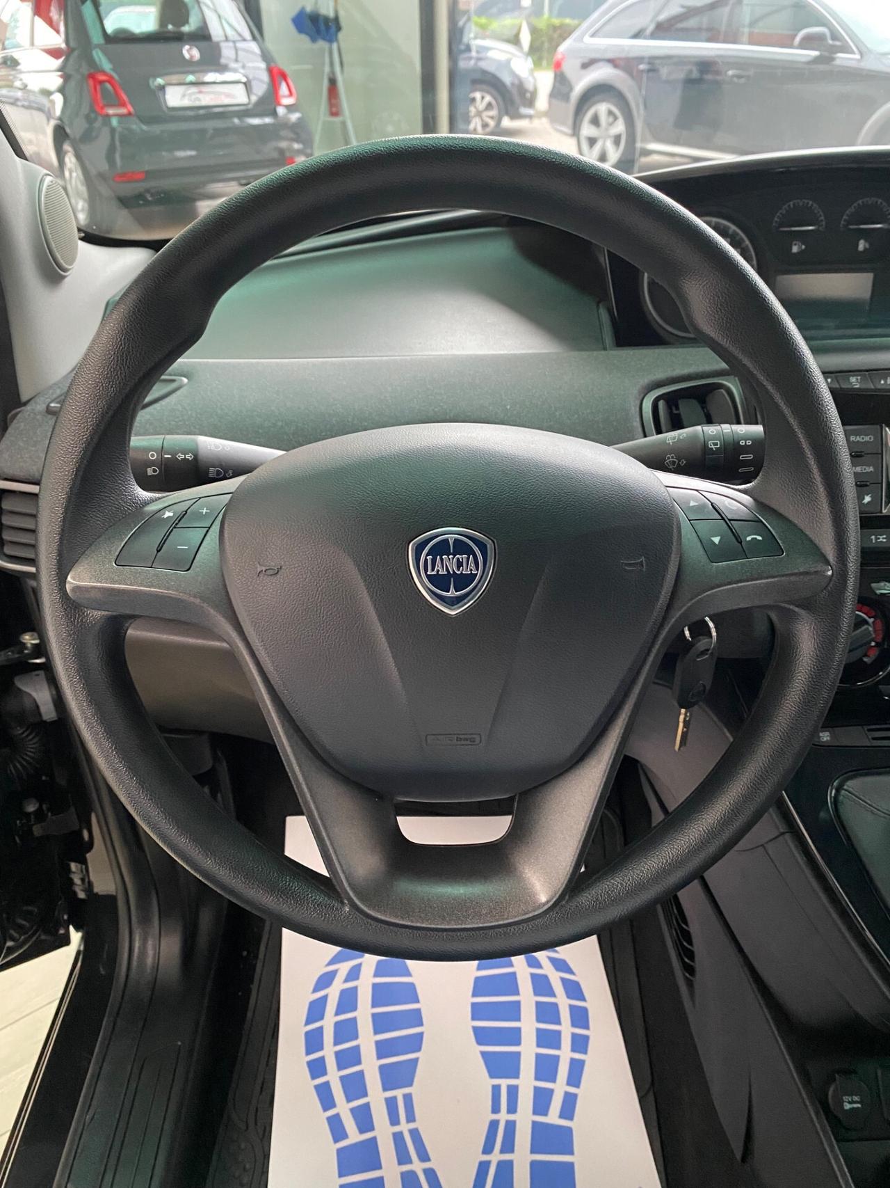 Lancia Ypsilon Hybrid Firefly