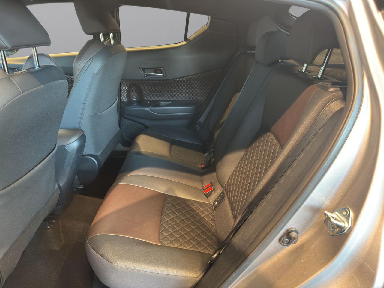 Toyota C-HR 1.8h Lounge 2wd e-cvt