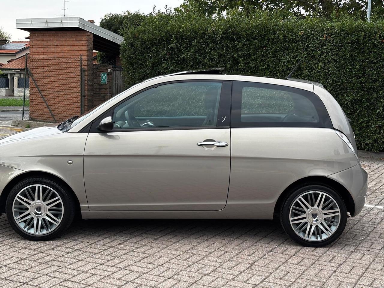 Lancia Ypsilon 1.4 16V Sport MomoDesign – €3.700 | 105.000 km