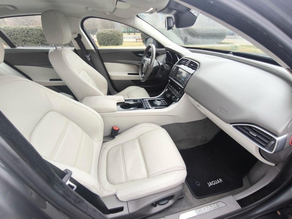 JAGUAR XE 2,0 180CV- AUTOMATICA-EURO 6- MOTORE NUOVO
