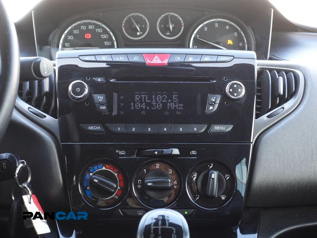 Lancia Ypsilon 0.9 TwinAir 85 CV 5 porte Metano Ecochic Silver