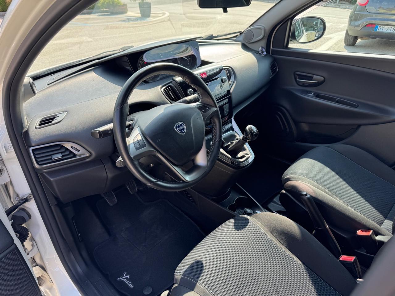 Lancia Ypsilon 1.3 MJT 16V 95 CV 5 porte S&S MOMO DESIGNE