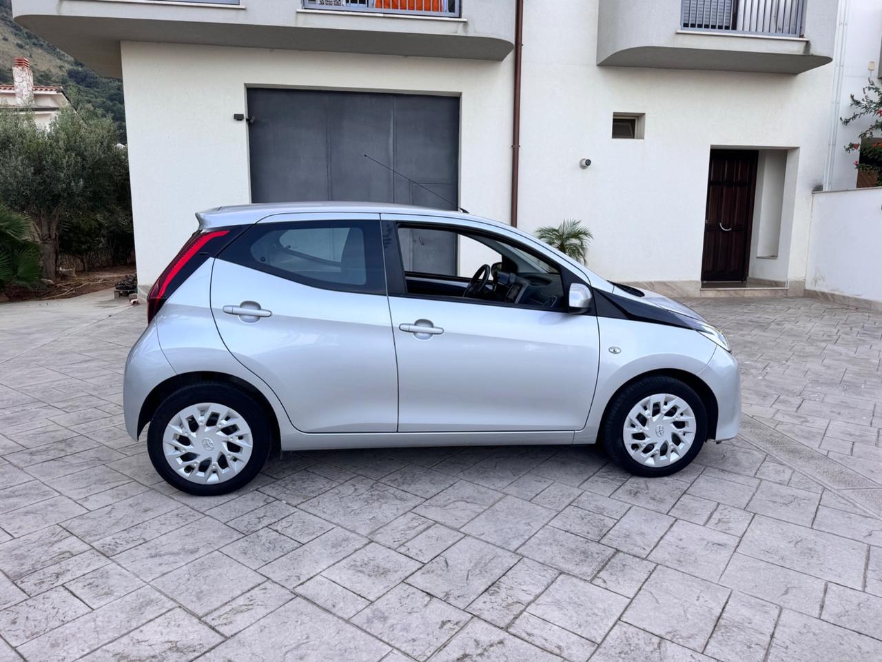 Toyota Aygo 1.0 VVT-i 69 CV 5 porte x-business MMT
