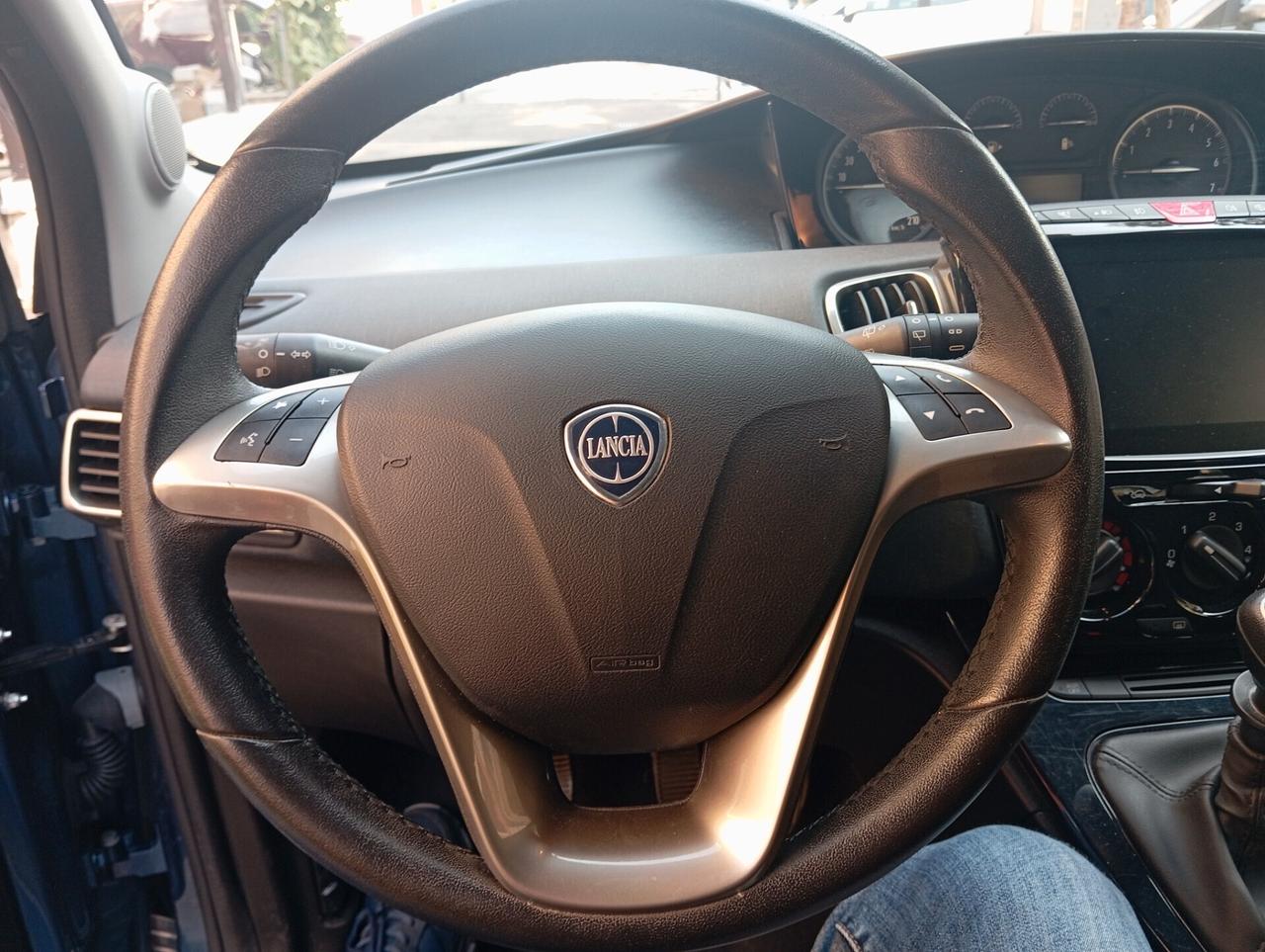 Lancia Ypsilon 1.0 FireFly 5 porte S&S Hybrid Ecochic Silver