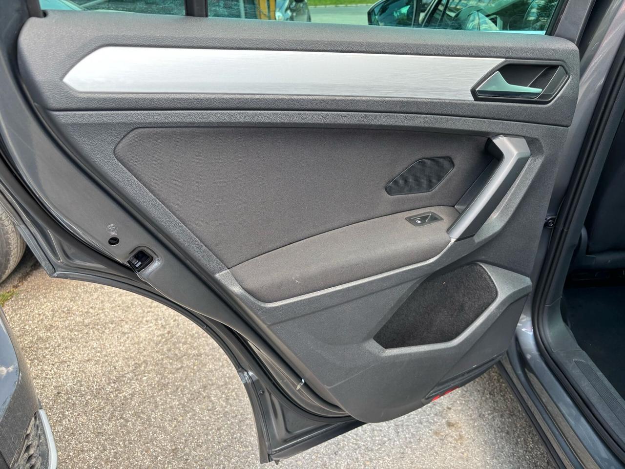 Volkswagen Tiguan 1.6 TDI Sport R-Line OK Neopatentati