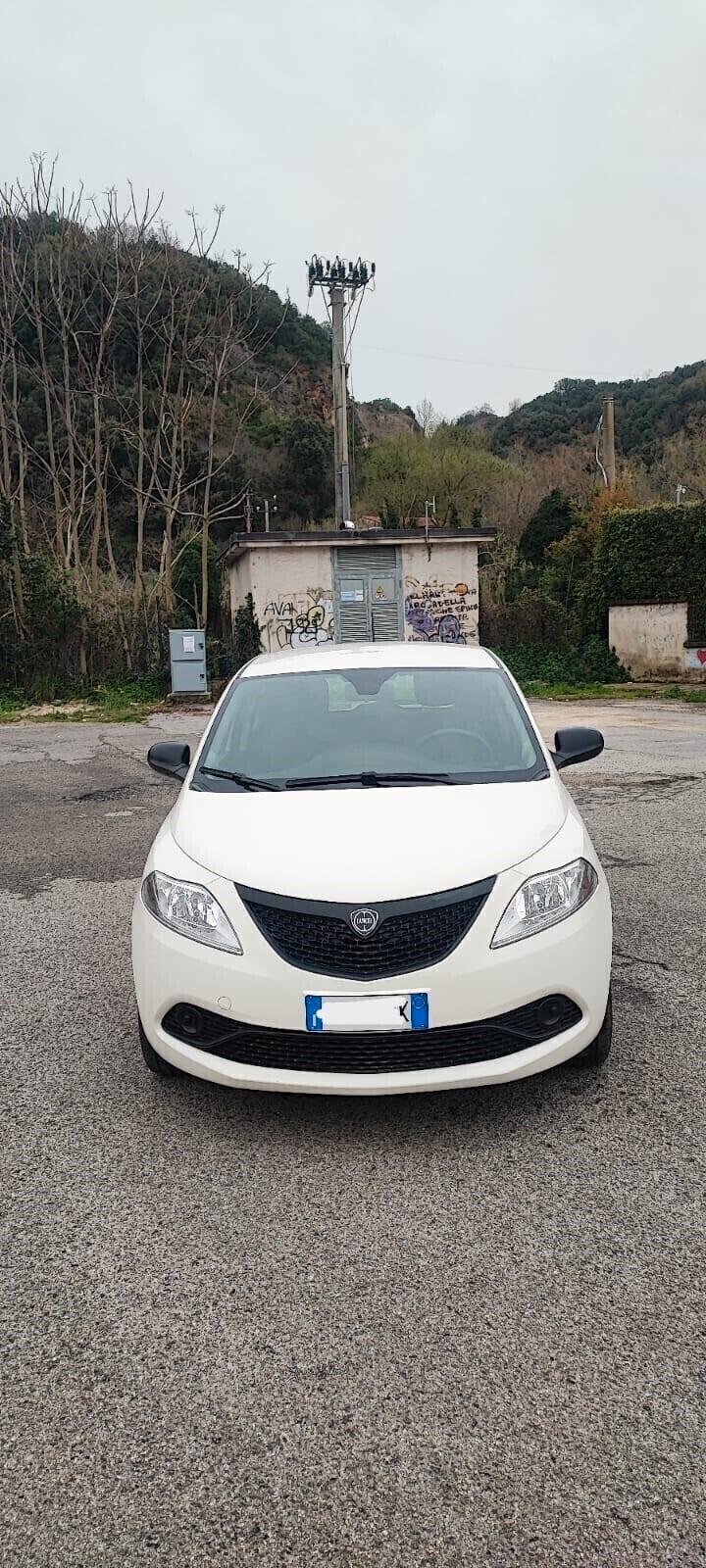 Lancia Ypsilon 1.0 FireFly 5 porte Hybrid neopatentati 12 mesi garanzia