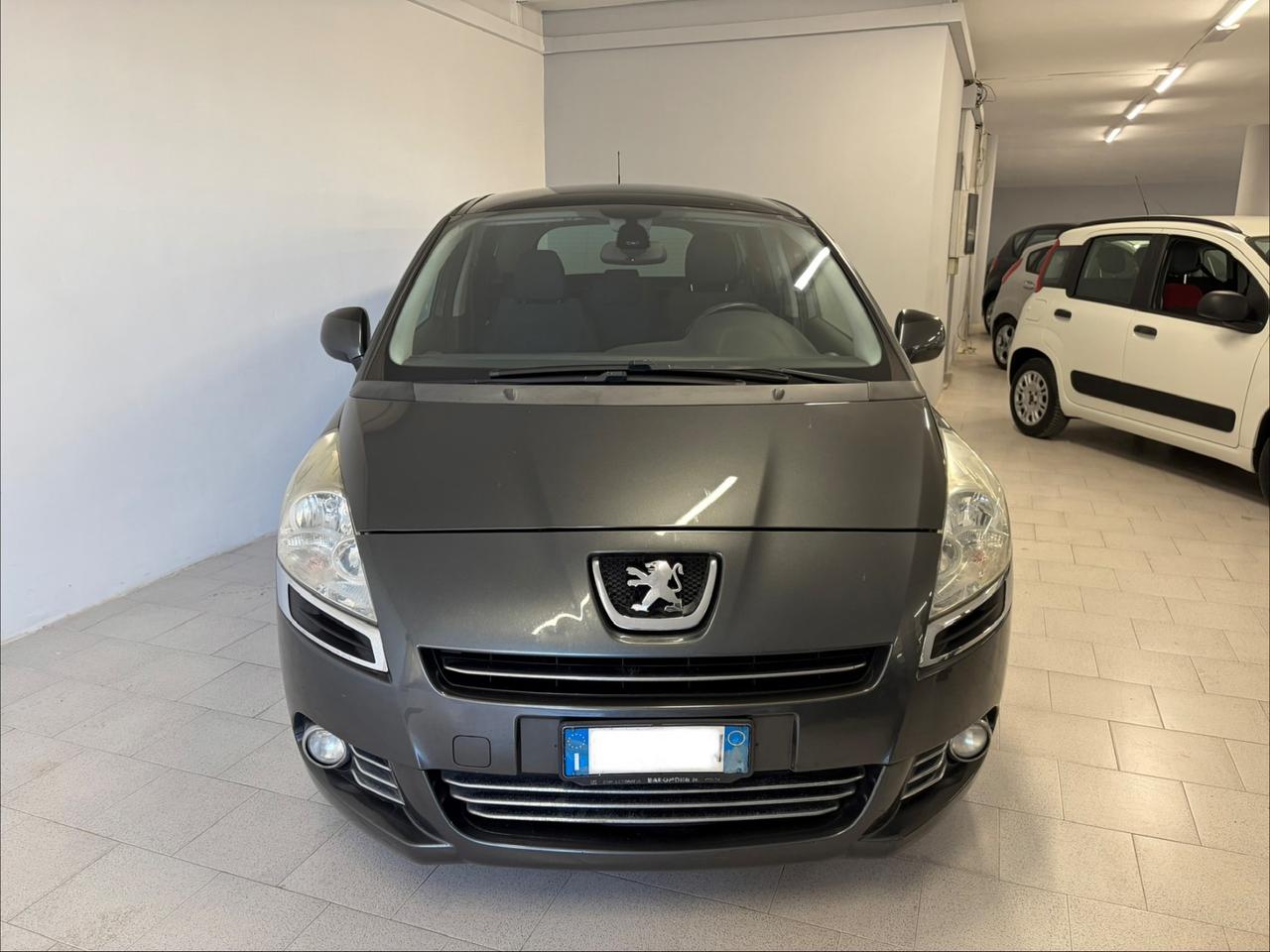 Peugeot 5008 1.6 HDi 112CV cambio robotizzato Tetto panoramico