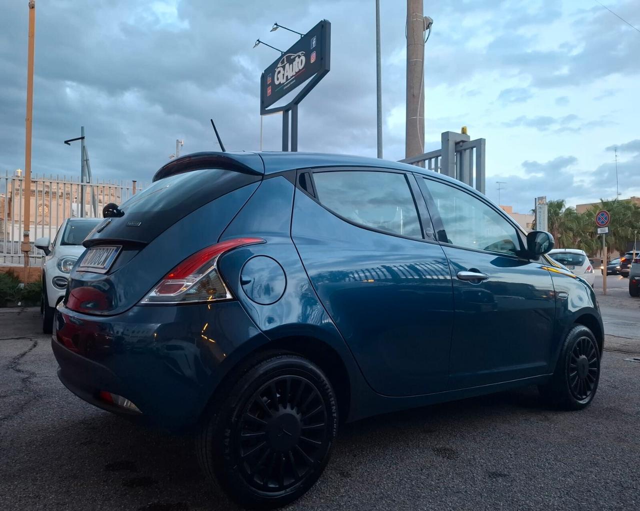 Lancia Ypsilon 1.0 FireFly 5 porte S&S Hybrid Ecochic Silver