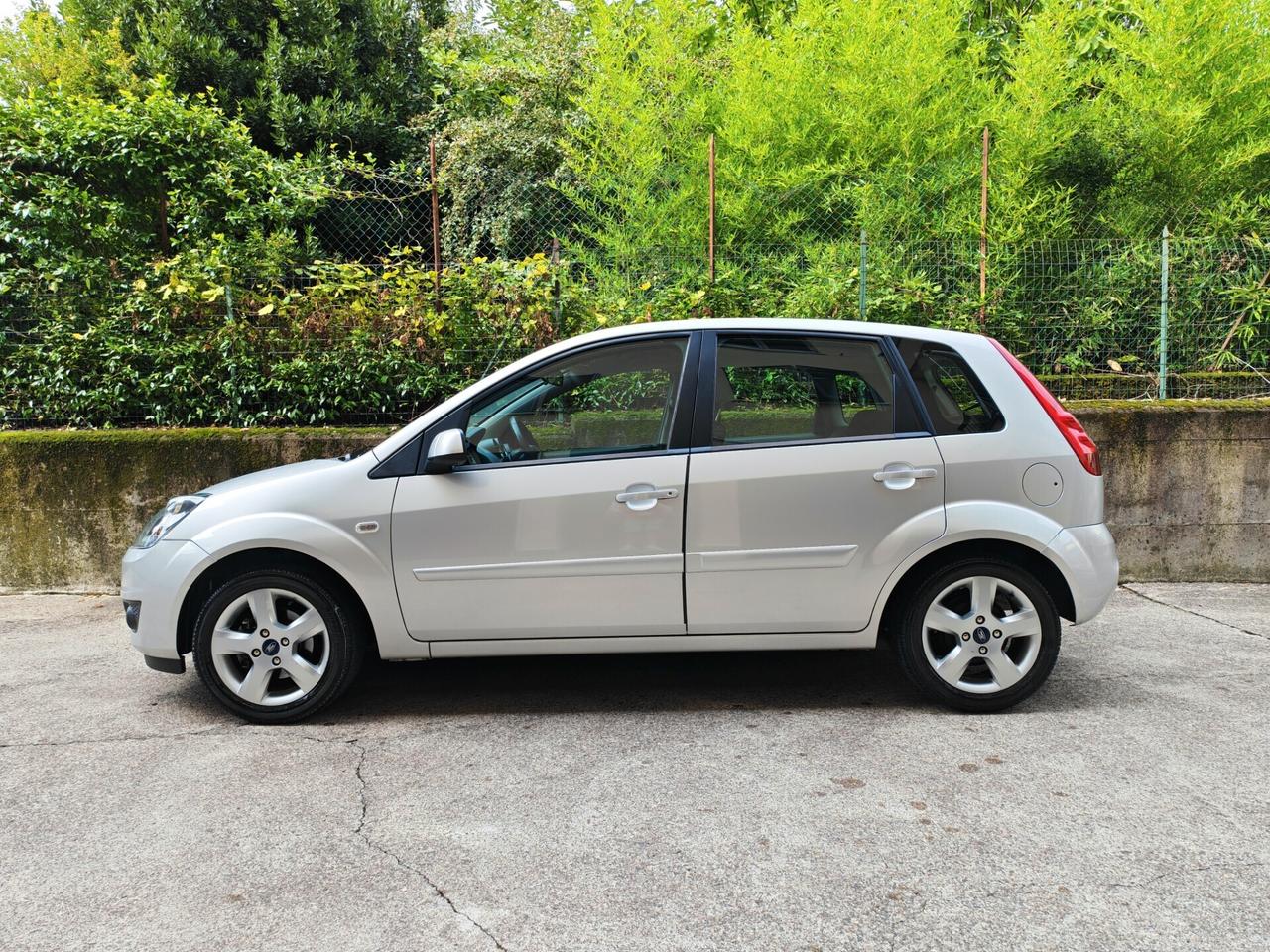 Ford Fiesta 1.2 BENZINA 75cv / 25.900km / Unipro
