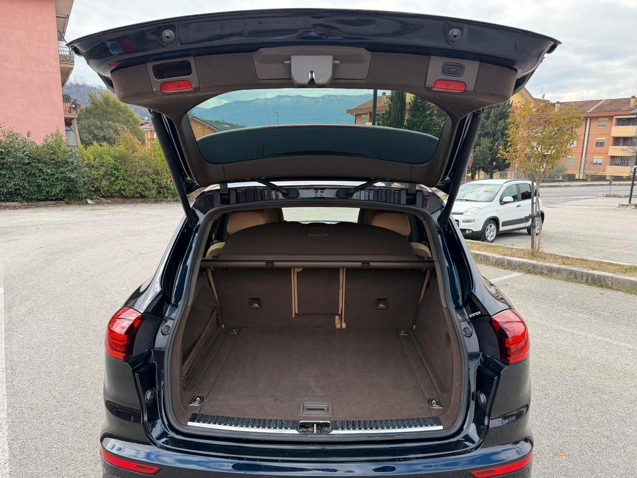 PORSCHE CAYENNE 3.0D/FARI XENO/CERCHI 21/PINZE GIALLE/VETRI PRIV TAG. CERT/PORT ELETTRICO/TELC.POST !!