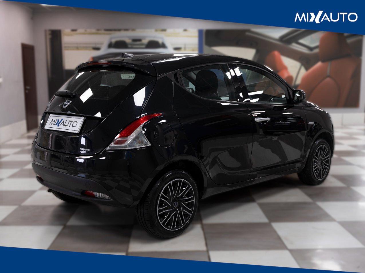 Lancia Ypsilon 1.0 Firefly Hybrid Silver 70CV 5 Porte