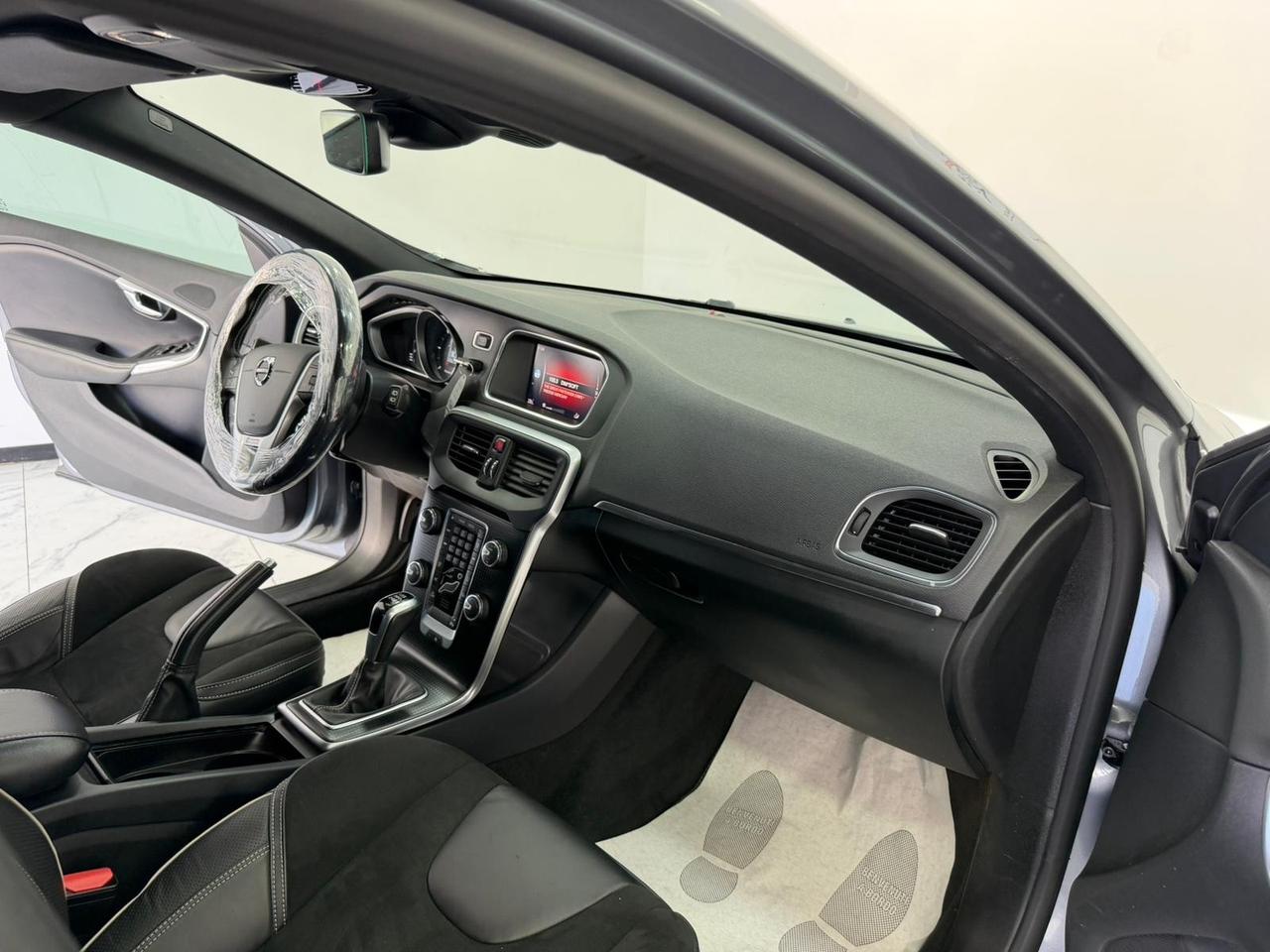 Volvo V40 D3 R-design-GARANTITA-2018