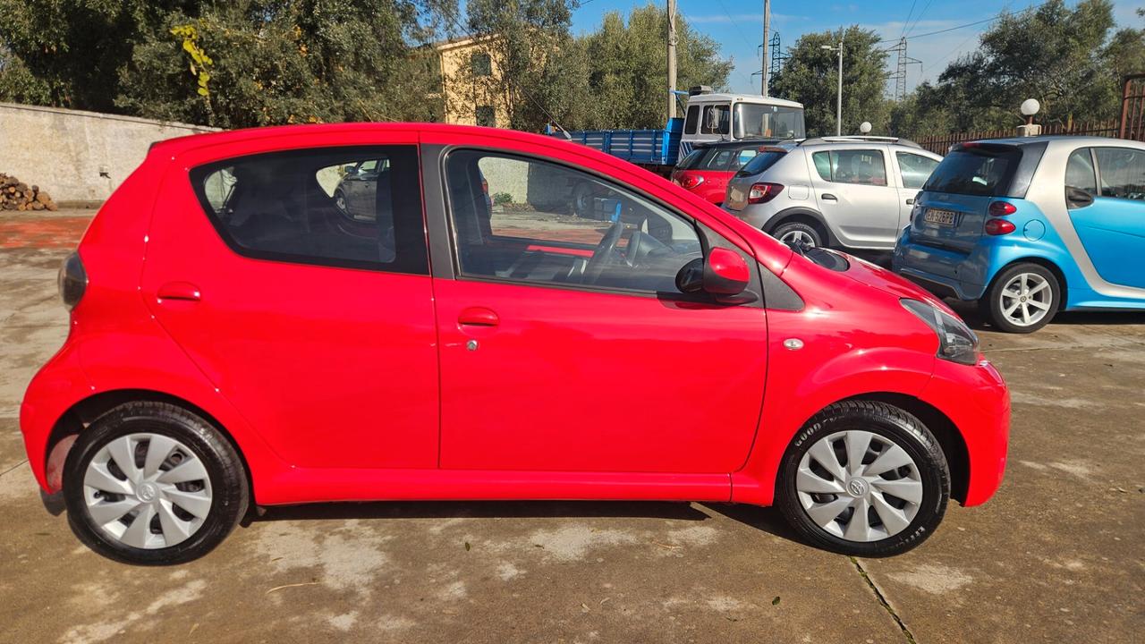 Toyota Aygo 1.0 VVT-i 69 CV 5 porte x-cool MMT