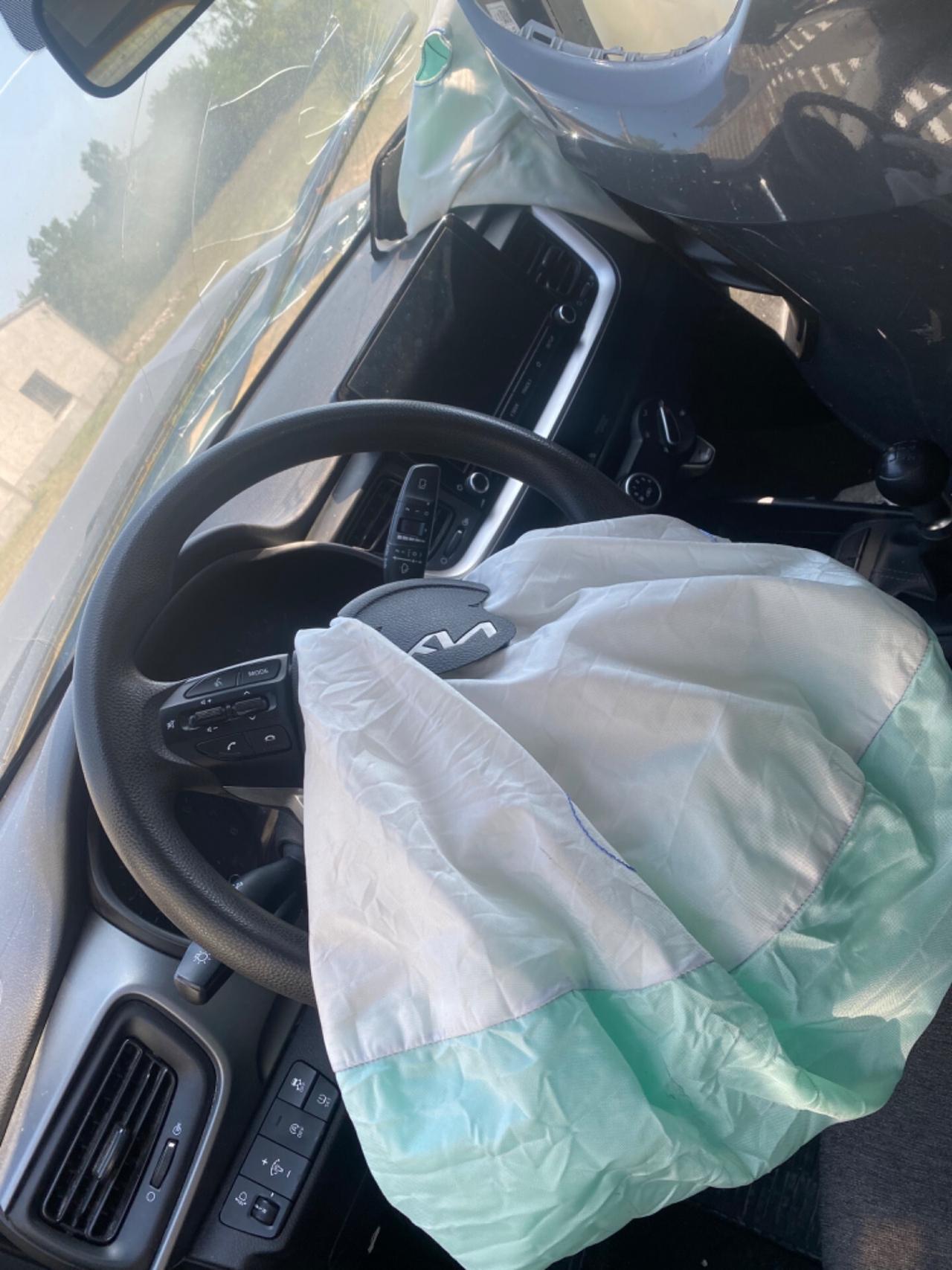 Kia Stonic 1.2 DPI Urban incidentata