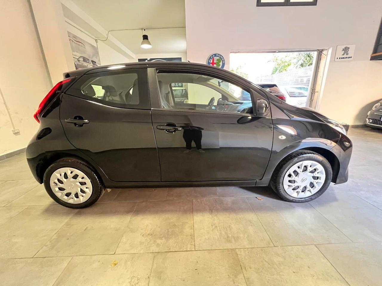 TOYOTA AYGO 1.0 X-BUSINESS 72CV 2021