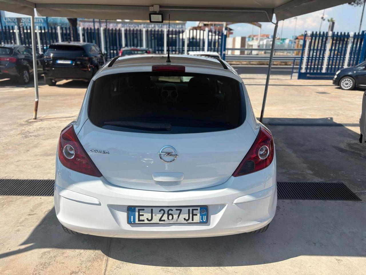 Opel Corsa 1.2 3 porte b-color